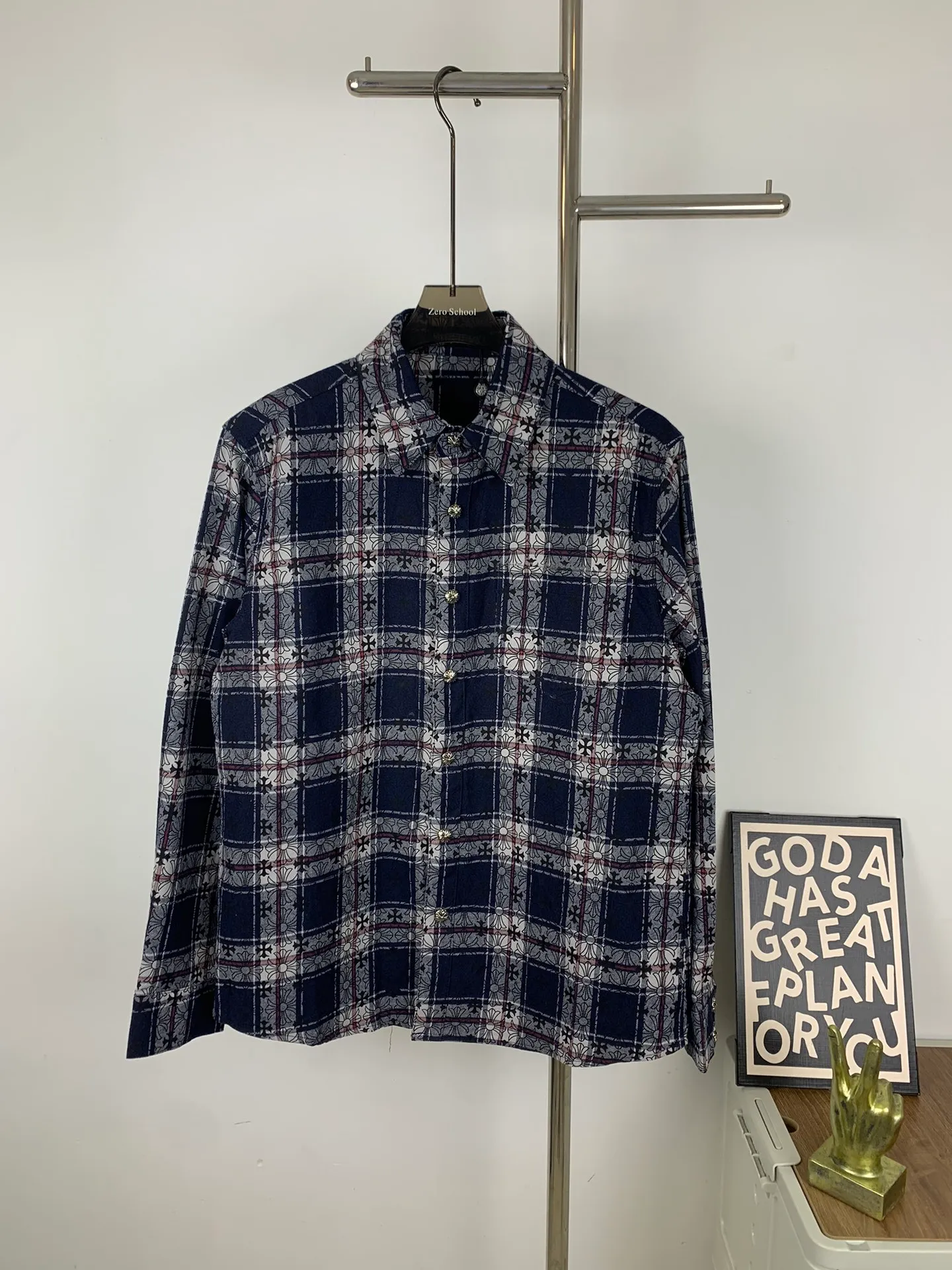 P220 Style No. G733 Chrome Hearts classic cashew flower cross all-over printed jacquard long-sleeved top casual shirt for couples 1️⃣Customized original jacquard fabric, high-quality pure cotton jacquard plaid fabric, soft and comfortable to the touch, a very high-quality fabric! 2️⃣The details of the workmanship are perfectly controlled. The lining is made of vest hemming, and the cuffs are made of double cross leather labels. It is different from the ordinary version. The collar is also designed with interlining, which shows high-end fashion and personality. The style is fashionable, simple and elegant, and it is a very versatile jacket! 4⃣️Complete accessories, all customized with original versions! Same style for men and women Color: Purple Red Size: S M L XL
